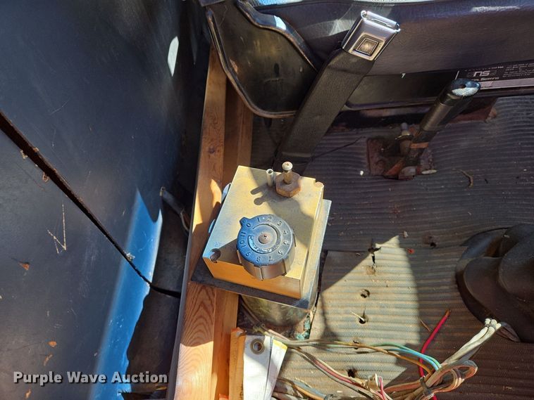 image for item DS5377 1991 Ford L9000 flatbed truck