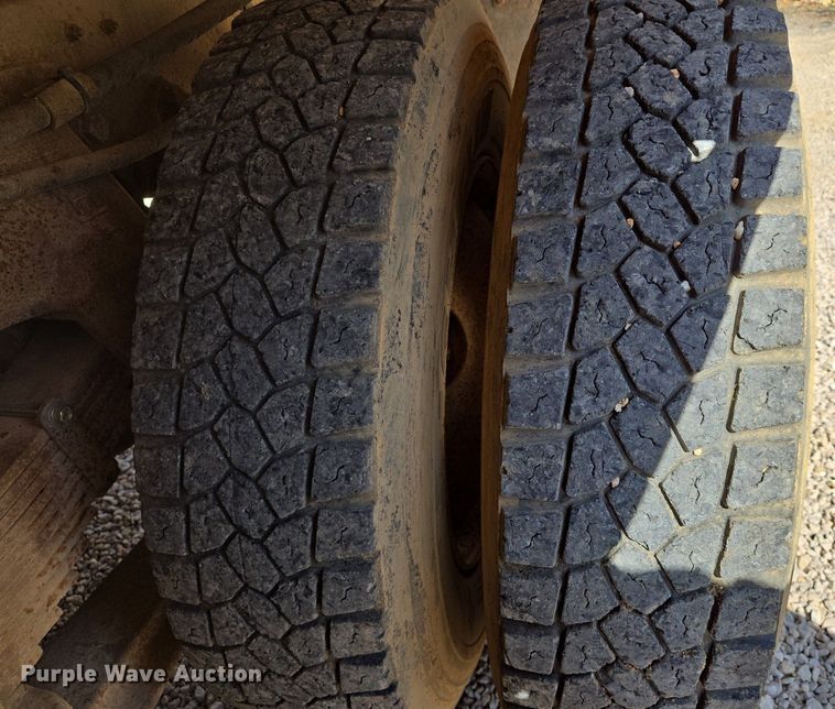 image for item DS5377 1991 Ford L9000 flatbed truck