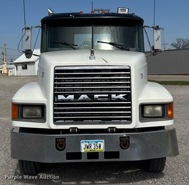 image for item DT0687 1993 Mack CH613 truck cab and chassis