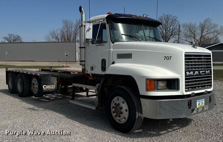 image for item DT0687 1993 Mack CH613 truck cab and chassis