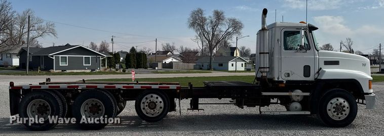 image for item DT0687 1993 Mack CH613 truck cab and chassis