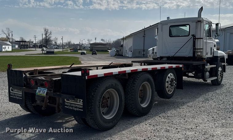 image for item DT0687 1993 Mack CH613 truck cab and chassis
