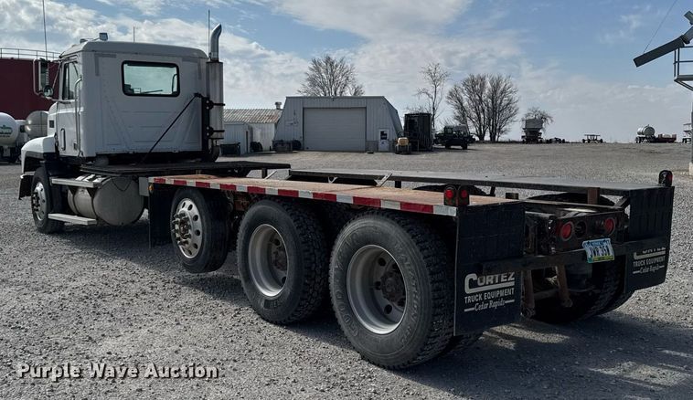 image for item DT0687 1993 Mack CH613 truck cab and chassis