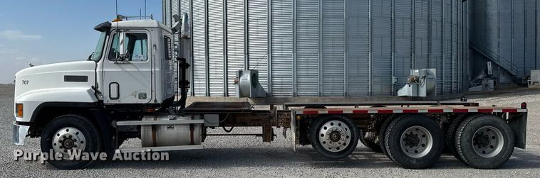 image for item DT0687 1993 Mack CH613 truck cab and chassis