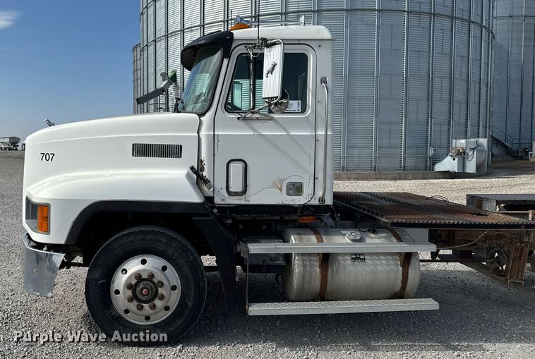 image for item DT0687 1993 Mack CH613 truck cab and chassis