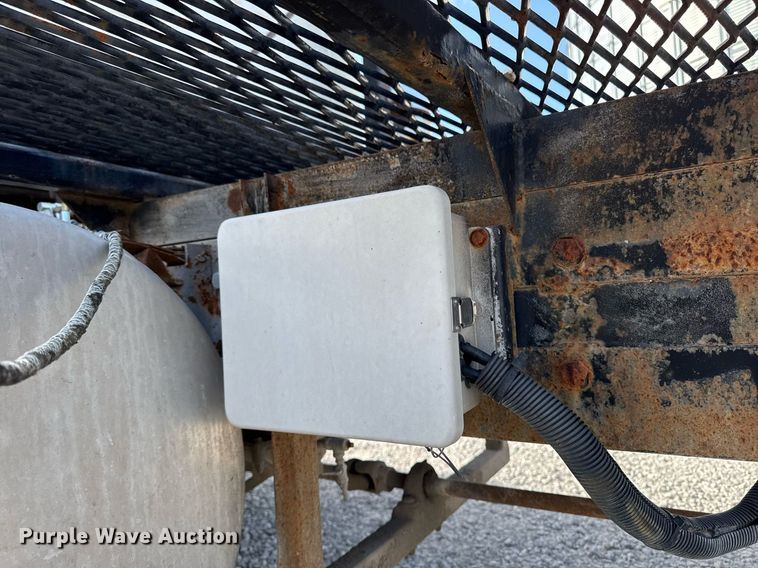 image for item DT0687 1993 Mack CH613 truck cab and chassis