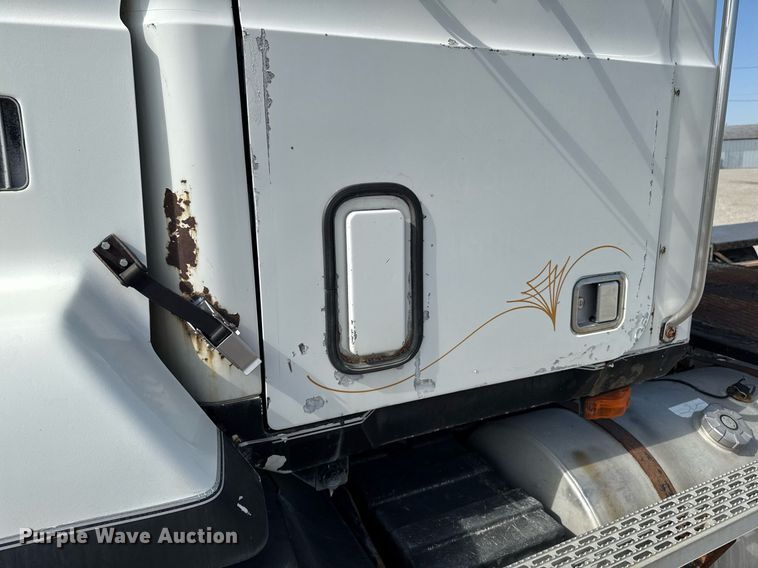 image for item DT0687 1993 Mack CH613 truck cab and chassis