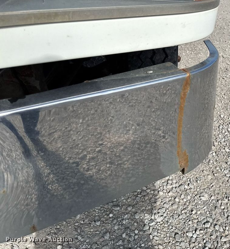 image for item DT0687 1993 Mack CH613 truck cab and chassis