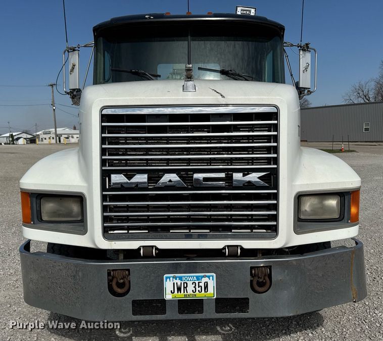 image for item DT0687 1993 Mack CH613 truck cab and chassis