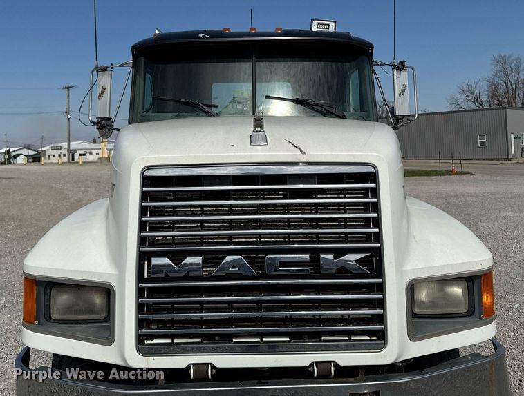 image for item DT0687 1993 Mack CH613 truck cab and chassis