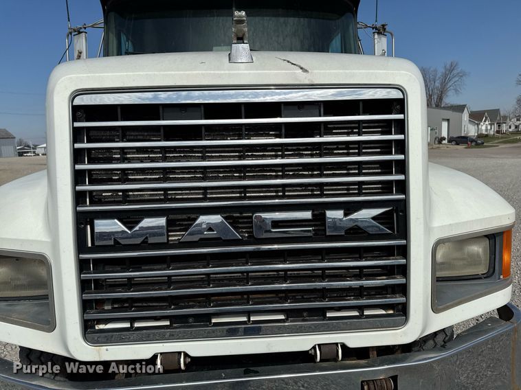 image for item DT0687 1993 Mack CH613 truck cab and chassis