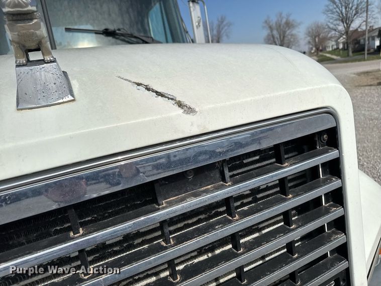 image for item DT0687 1993 Mack CH613 truck cab and chassis