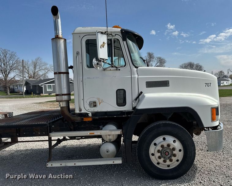 image for item DT0687 1993 Mack CH613 truck cab and chassis