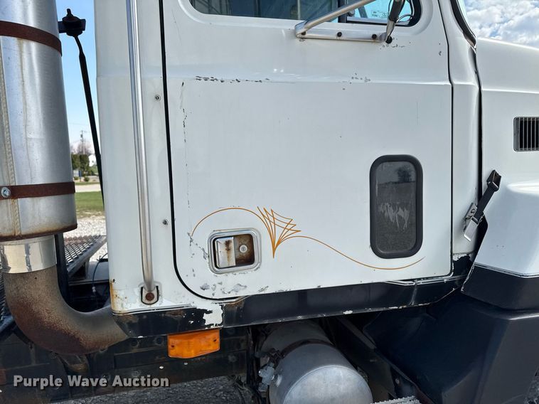 image for item DT0687 1993 Mack CH613 truck cab and chassis