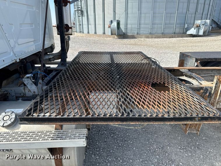 image for item DT0687 1993 Mack CH613 truck cab and chassis