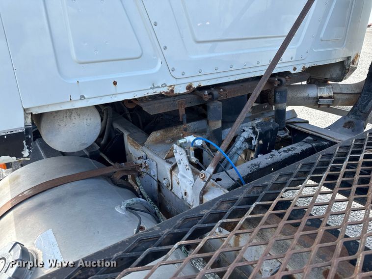 image for item DT0687 1993 Mack CH613 truck cab and chassis