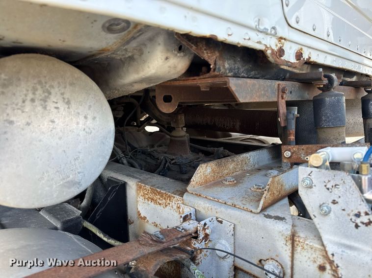 image for item DT0687 1993 Mack CH613 truck cab and chassis