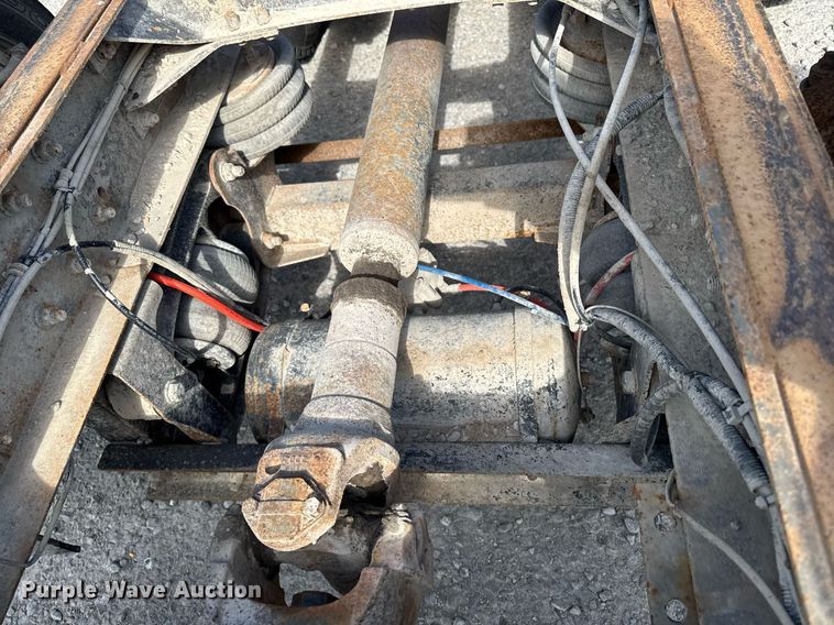 image for item DT0687 1993 Mack CH613 truck cab and chassis