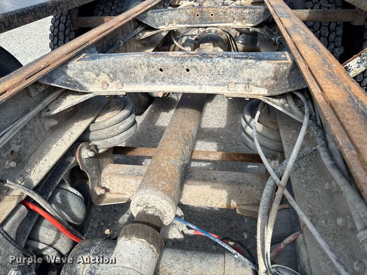 image for item DT0687 1993 Mack CH613 truck cab and chassis