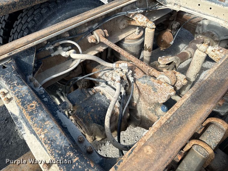 image for item DT0687 1993 Mack CH613 truck cab and chassis