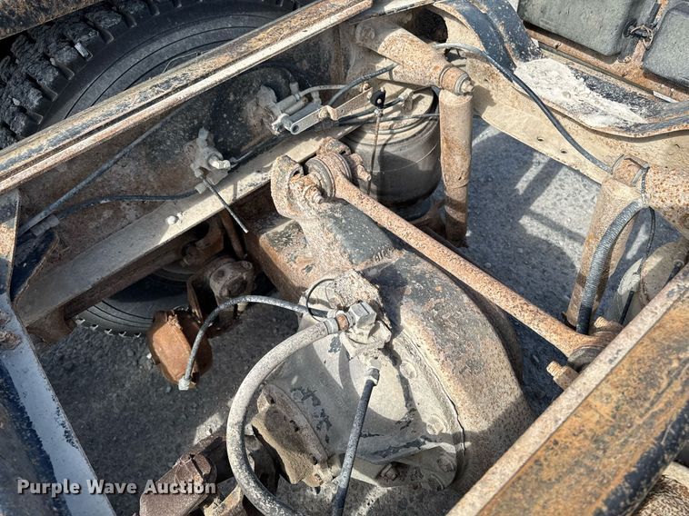 image for item DT0687 1993 Mack CH613 truck cab and chassis