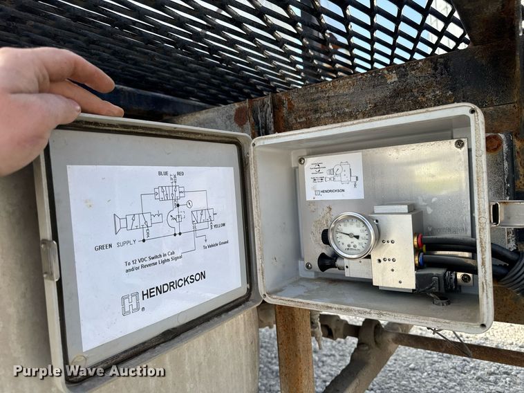 image for item DT0687 1993 Mack CH613 truck cab and chassis