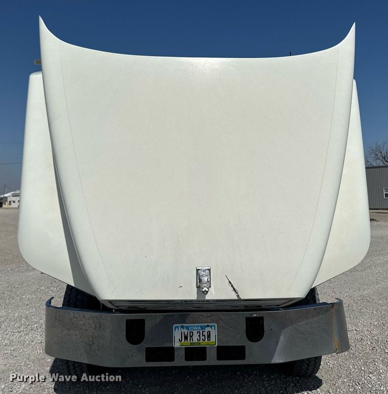 image for item DT0687 1993 Mack CH613 truck cab and chassis