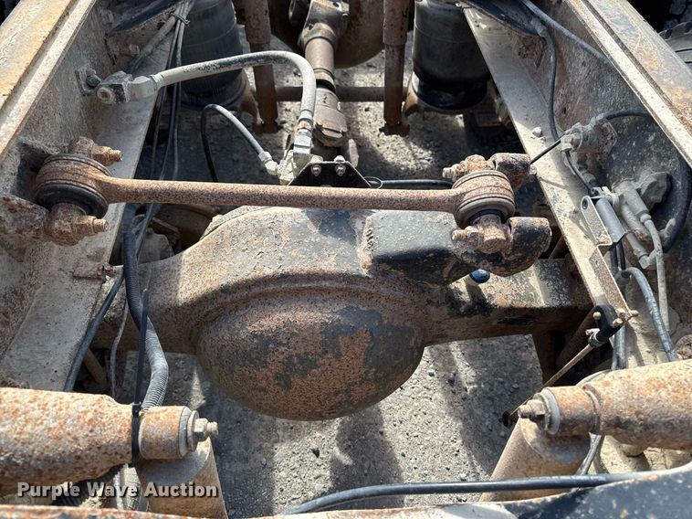 image for item DT0687 1993 Mack CH613 truck cab and chassis