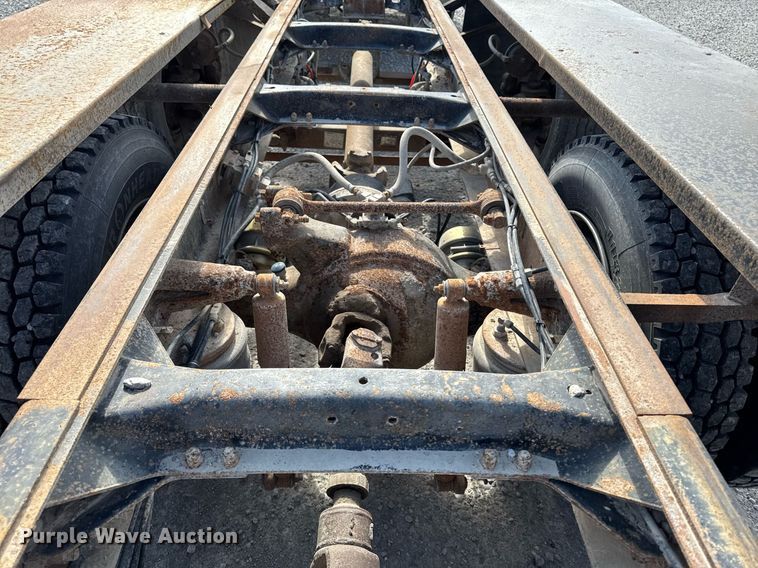 image for item DT0687 1993 Mack CH613 truck cab and chassis