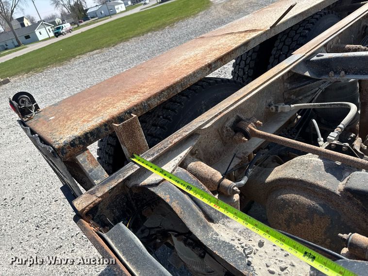 image for item DT0687 1993 Mack CH613 truck cab and chassis