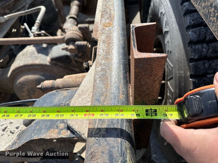 image for item DT0687 1993 Mack CH613 truck cab and chassis