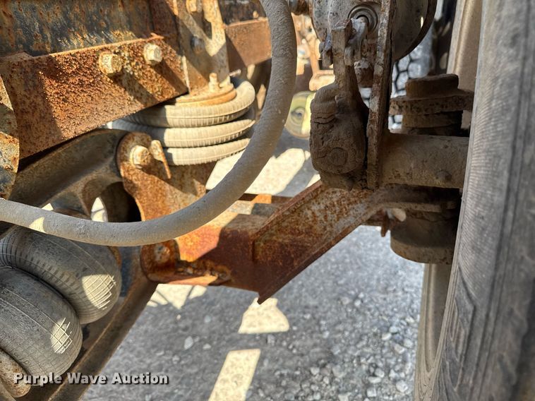 image for item DT0687 1993 Mack CH613 truck cab and chassis