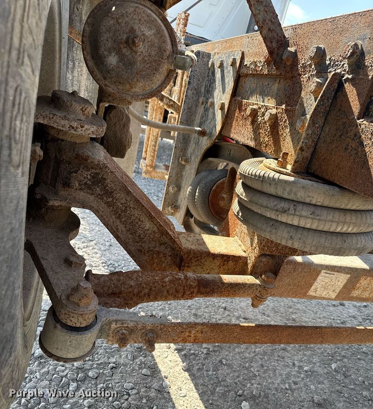 image for item DT0687 1993 Mack CH613 truck cab and chassis