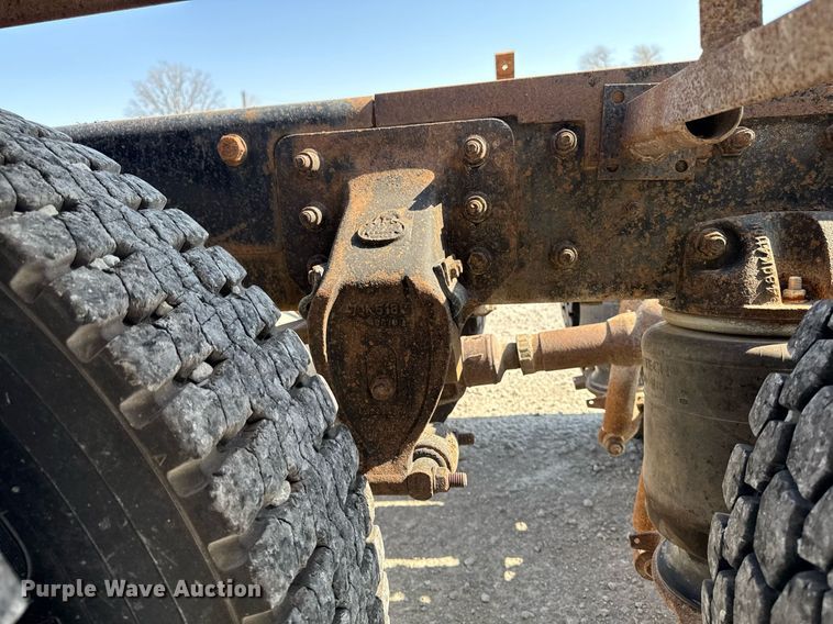 image for item DT0687 1993 Mack CH613 truck cab and chassis