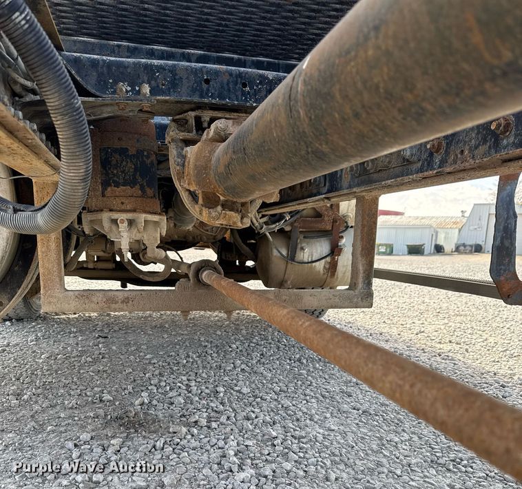 image for item DT0687 1993 Mack CH613 truck cab and chassis