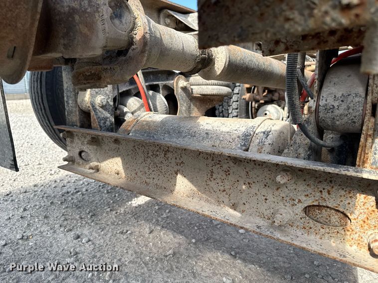 image for item DT0687 1993 Mack CH613 truck cab and chassis