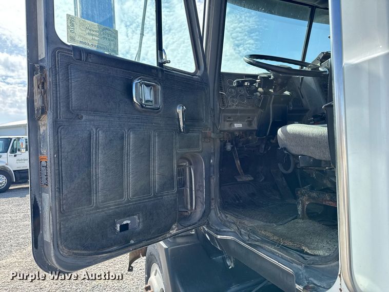 image for item DT0687 1993 Mack CH613 truck cab and chassis