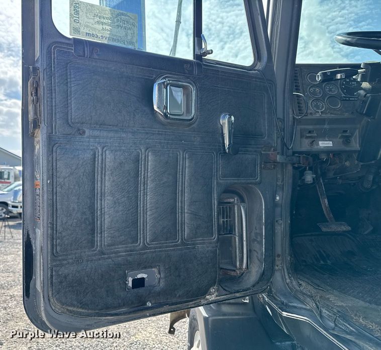 image for item DT0687 1993 Mack CH613 truck cab and chassis