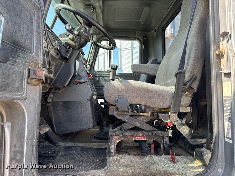 image for item DT0687 1993 Mack CH613 truck cab and chassis