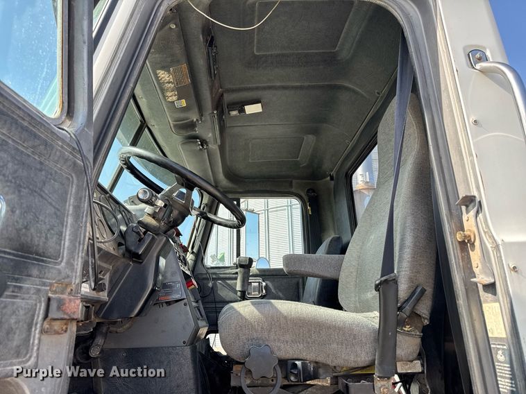 image for item DT0687 1993 Mack CH613 truck cab and chassis