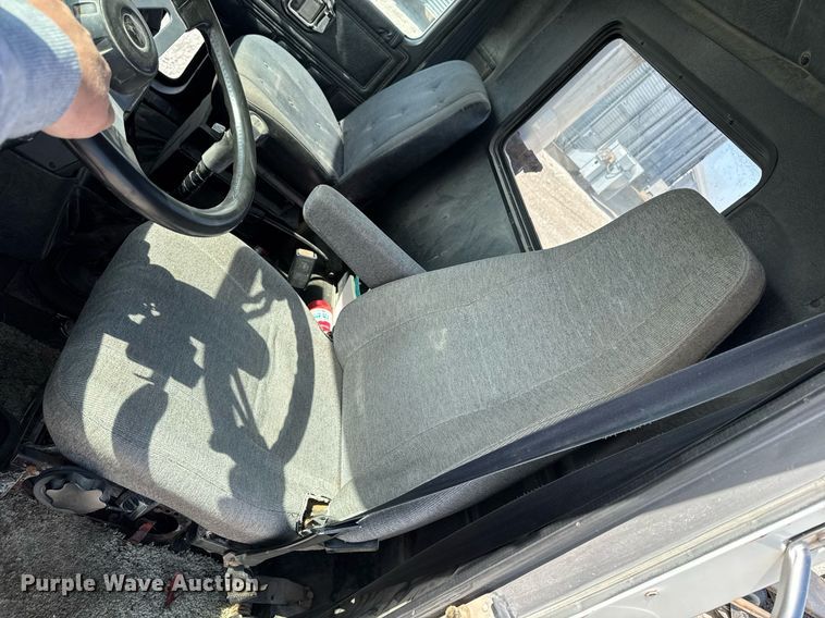 image for item DT0687 1993 Mack CH613 truck cab and chassis