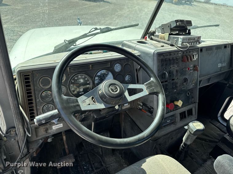 image for item DT0687 1993 Mack CH613 truck cab and chassis