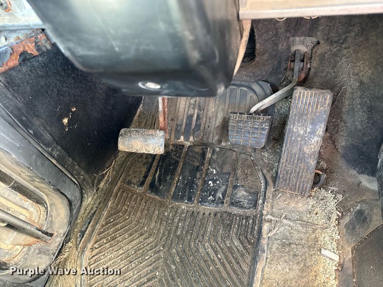 image for item DT0687 1993 Mack CH613 truck cab and chassis