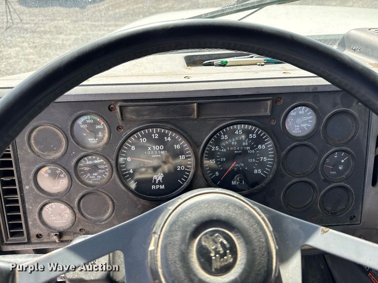 image for item DT0687 1993 Mack CH613 truck cab and chassis