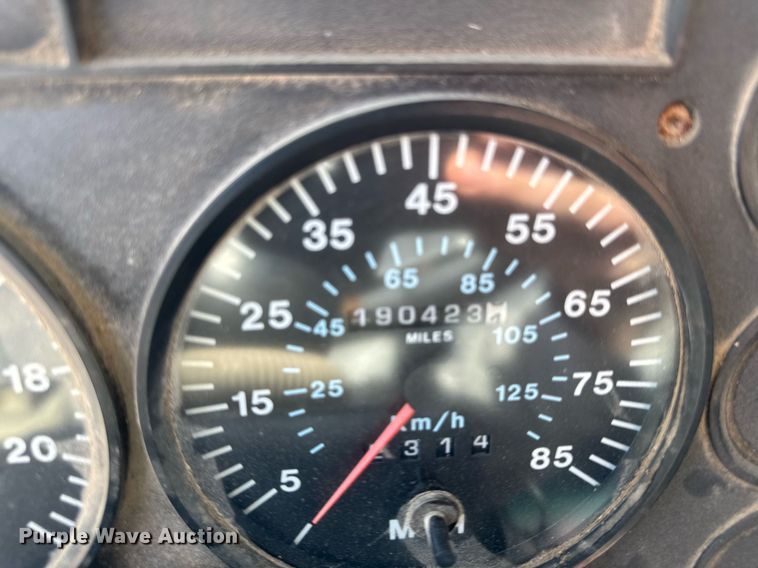 image for item DT0687 1993 Mack CH613 truck cab and chassis