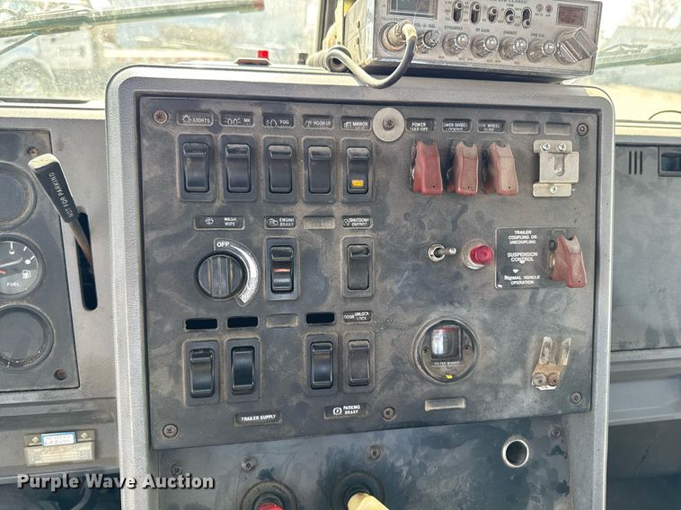 image for item DT0687 1993 Mack CH613 truck cab and chassis