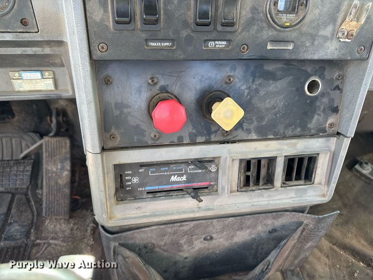 image for item DT0687 1993 Mack CH613 truck cab and chassis