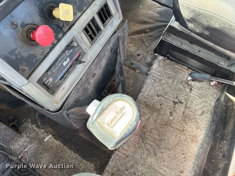 image for item DT0687 1993 Mack CH613 truck cab and chassis