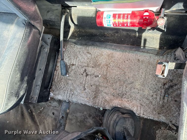 image for item DT0687 1993 Mack CH613 truck cab and chassis