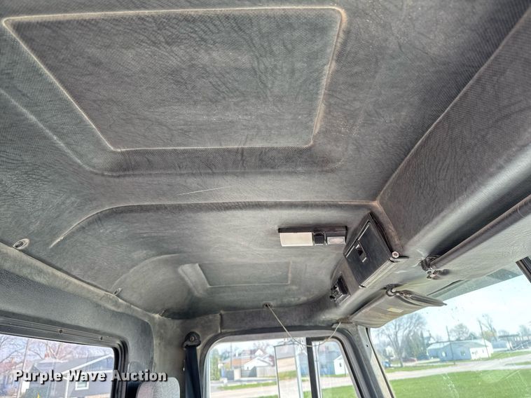 image for item DT0687 1993 Mack CH613 truck cab and chassis